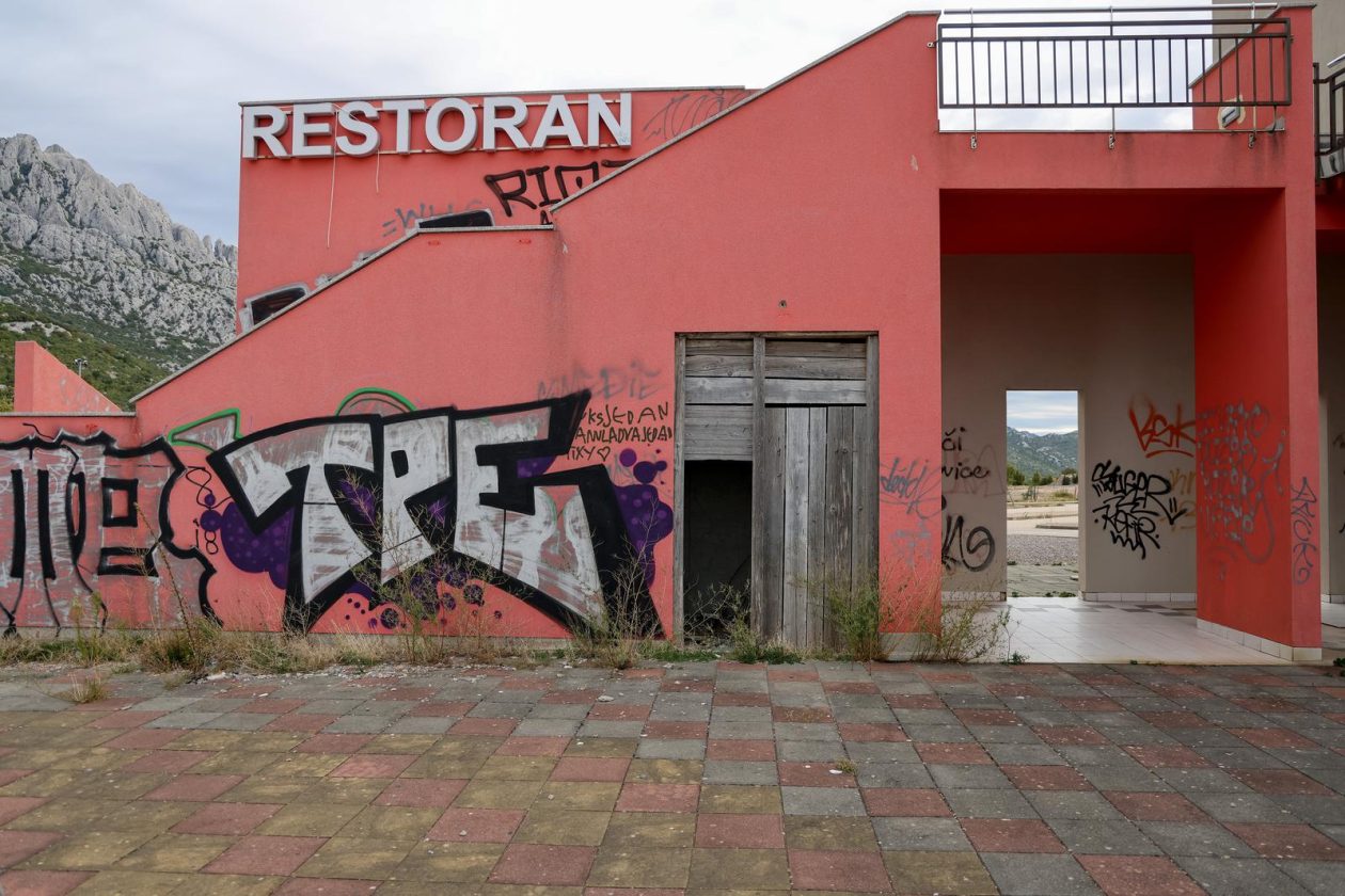 Jasenice: Napušteni hotel na odmorištu Marune Jasenice: Napušteni hotel na odmorištu Marune