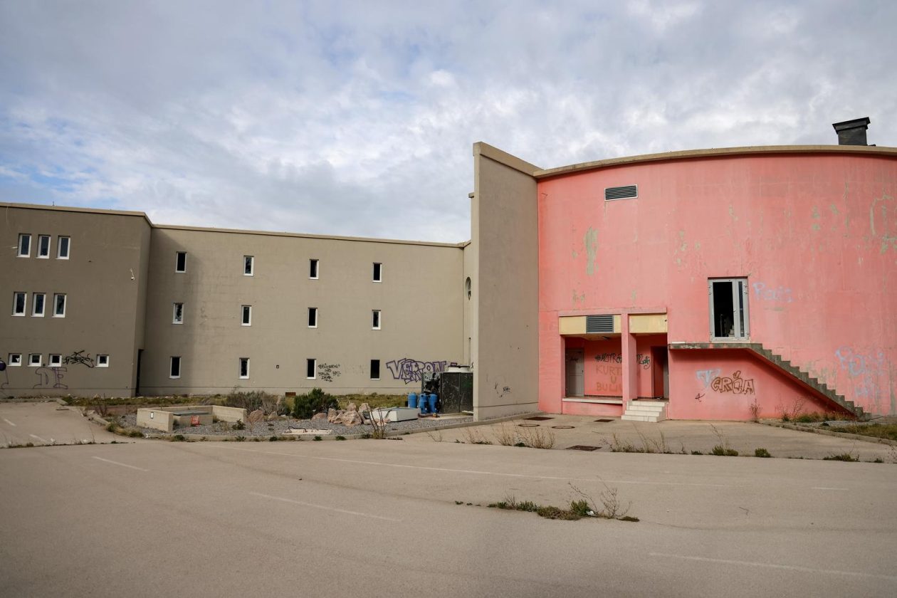 Jasenice: Napušteni hotel na odmorištu Marune Jasenice: Napušteni hotel na odmorištu Marune