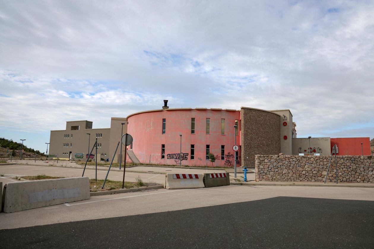 Jasenice: Napušteni hotel na odmorištu Marune Jasenice: Napušteni hotel na odmorištu Marune