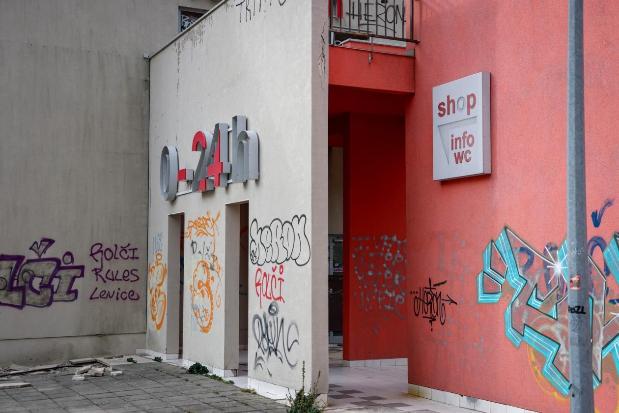 Jasenice: Napušteni hotel na odmorištu Marune Jasenice: Napušteni hotel na odmorištu Marune