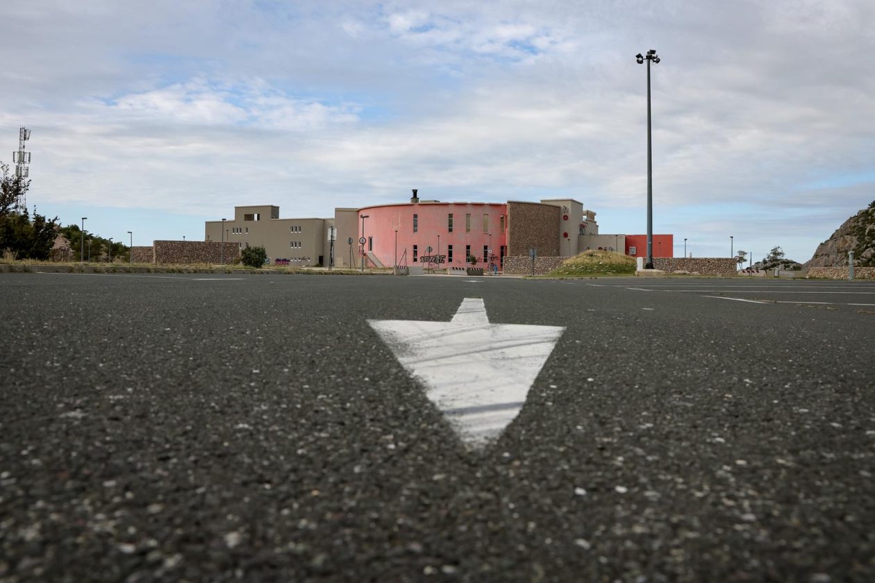 Jasenice: Napušteni hotel na odmorištu Marune Jasenice: Napušteni hotel na odmorištu Marune