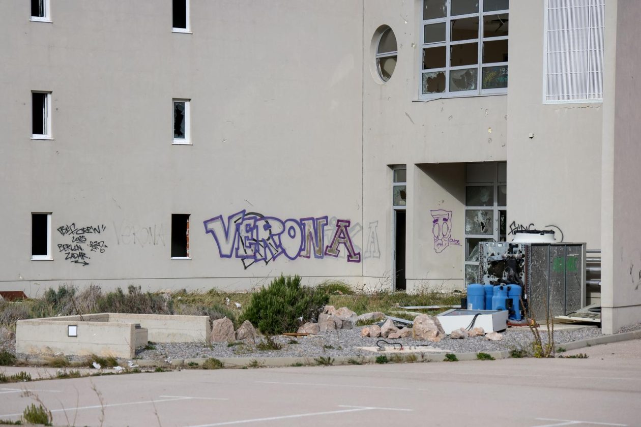 Jasenice: Napušteni hotel na odmorištu Marune Jasenice: Napušteni hotel na odmorištu Marune