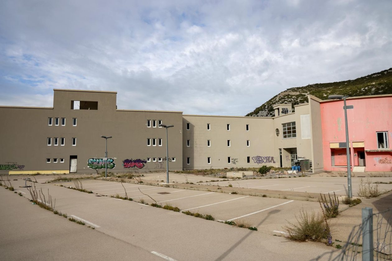 Jasenice: Napušteni hotel na odmorištu Marune Jasenice: Napušteni hotel na odmorištu Marune