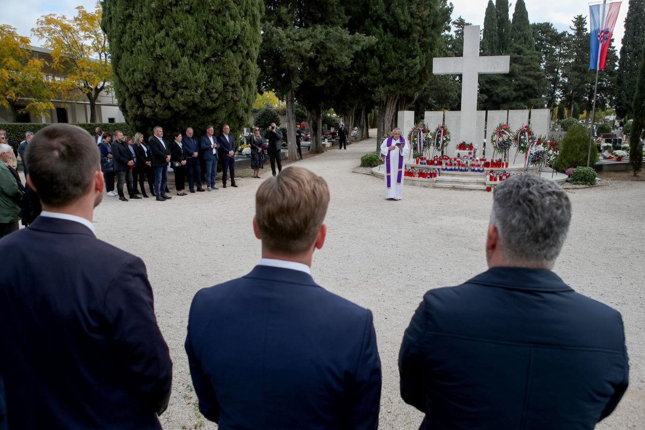 Zadar: Polaganje vijenaca povodom blagdana Svih svetih i Dušnog dana Zadar: Polaganje vijenaca povodom blagdana Svih svetih i Dušnog dana