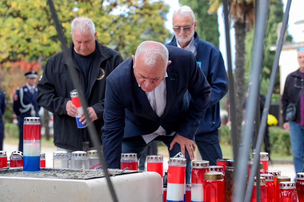 Zadar: Polaganje vijenaca povodom blagdana Svih svetih i Dušnog dana Zadar: Polaganje vijenaca povodom blagdana Svih svetih i Dušnog dana