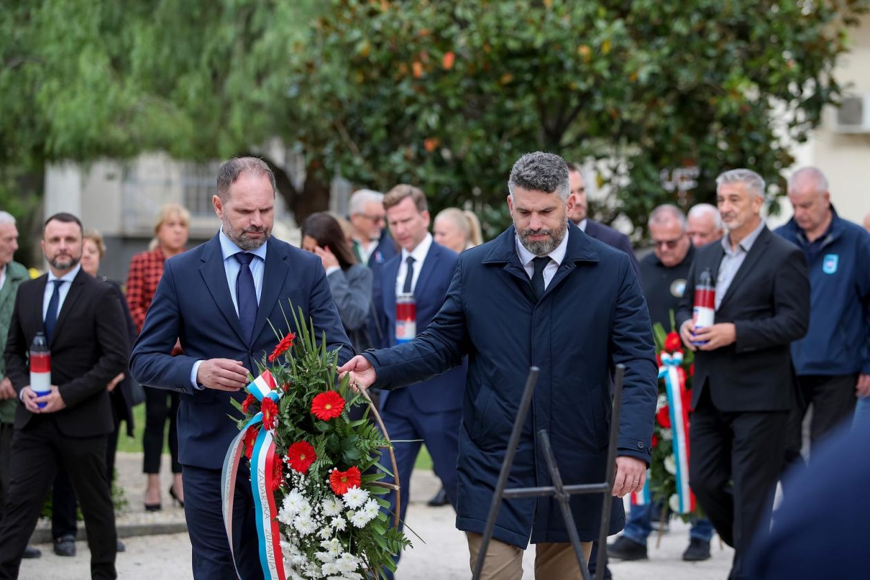 Zadar: Polaganje vijenaca povodom blagdana Svih svetih i Dušnog dana Zadar: Polaganje vijenaca povodom blagdana Svih svetih i Dušnog dana