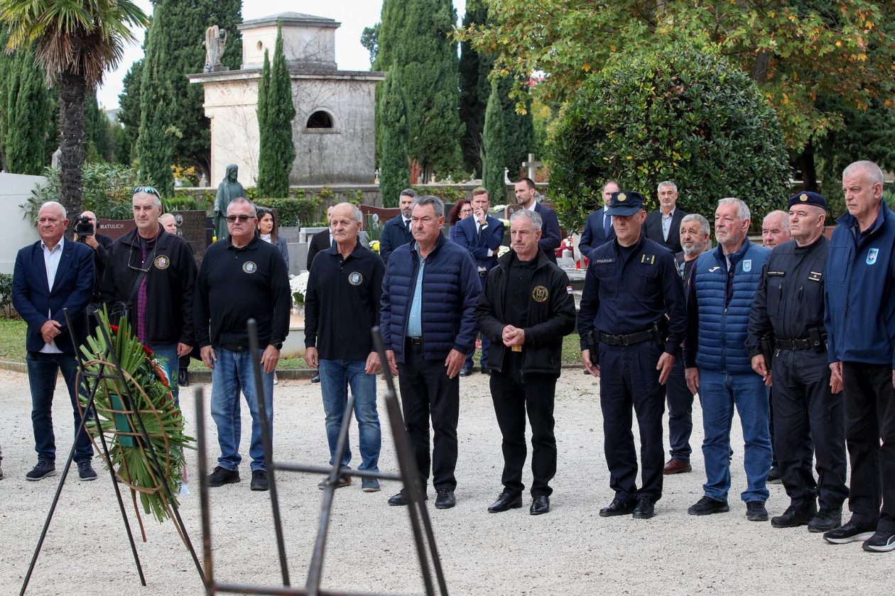 Zadar: Polaganje vijenaca povodom blagdana Svih svetih i Dušnog dana Zadar: Polaganje vijenaca povodom blagdana Svih svetih i Dušnog dana