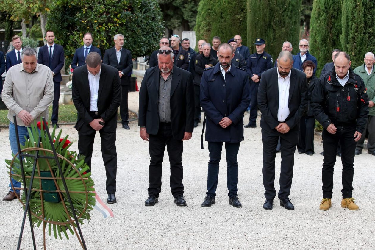 Zadar: Polaganje vijenaca povodom blagdana Svih svetih i Dušnog dana Zadar: Polaganje vijenaca povodom blagdana Svih svetih i Dušnog dana