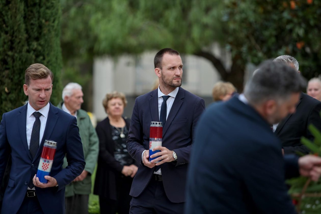 Zadar: Polaganje vijenaca povodom blagdana Svih svetih i Dušnog dana Zadar: Polaganje vijenaca povodom blagdana Svih svetih i Dušnog dana