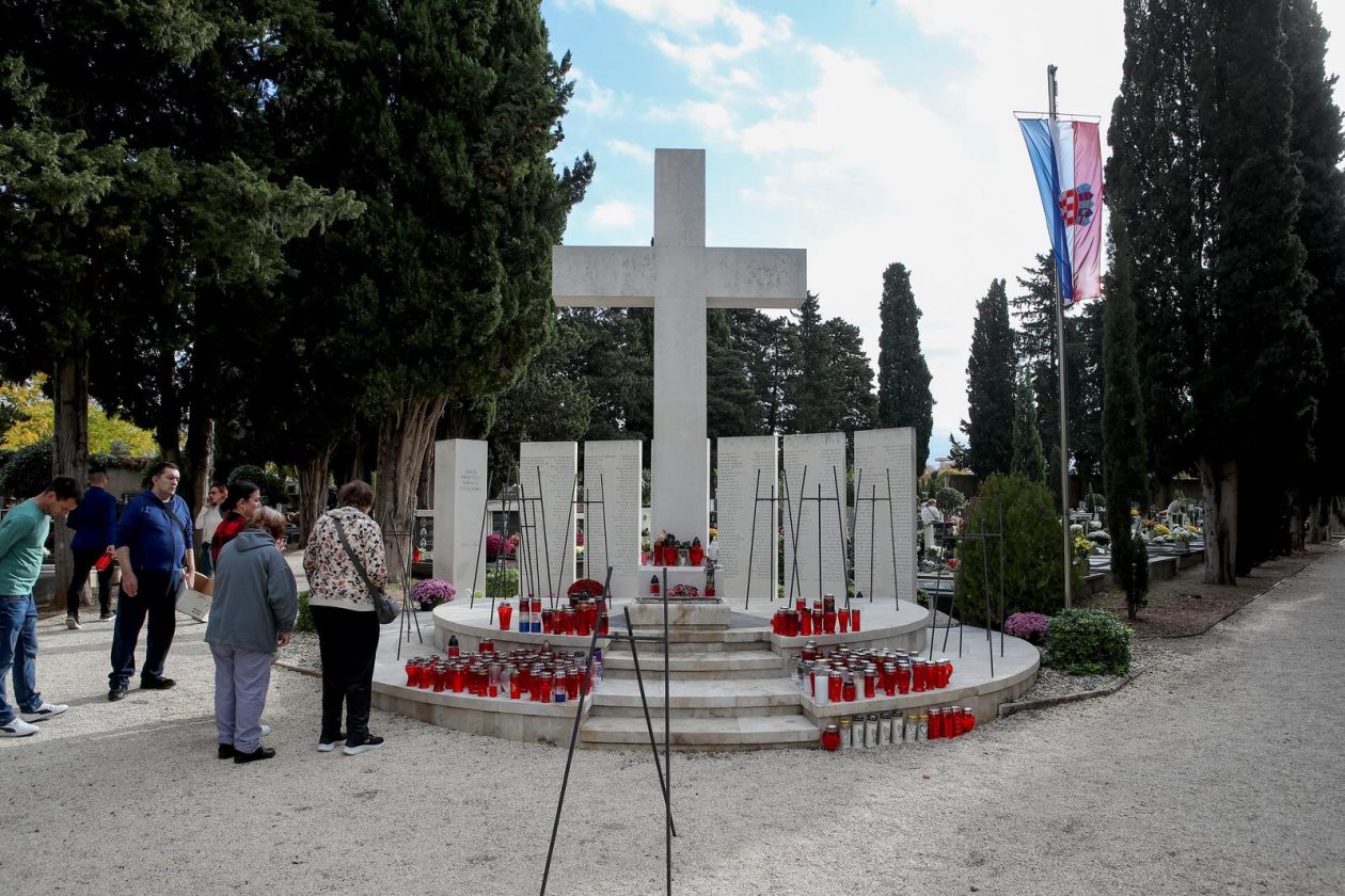 Zadar: Polaganje vijenaca povodom blagdana Svih svetih i Dušnog dana Zadar: Polaganje vijenaca povodom blagdana Svih svetih i Dušnog dana