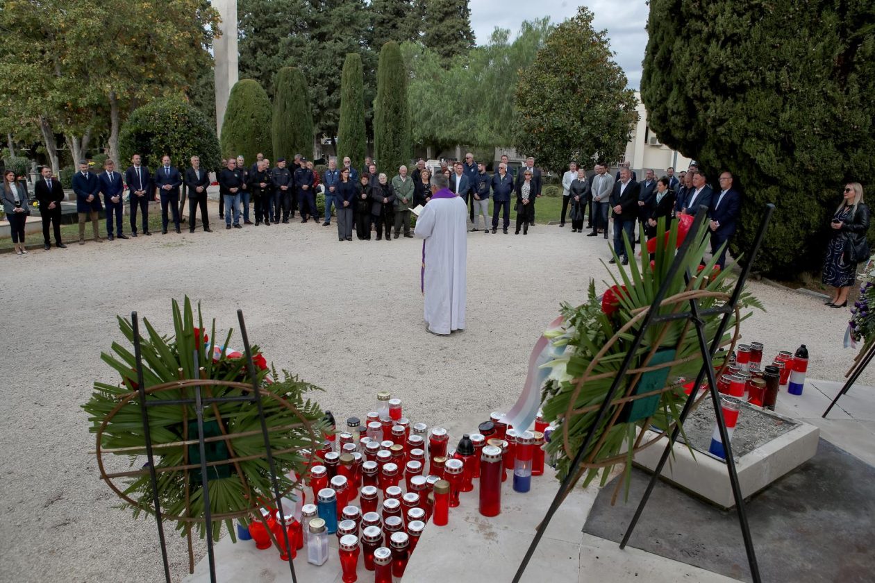 Zadar: Polaganje vijenaca povodom blagdana Svih svetih i Dušnog dana Zadar: Polaganje vijenaca povodom blagdana Svih svetih i Dušnog dana