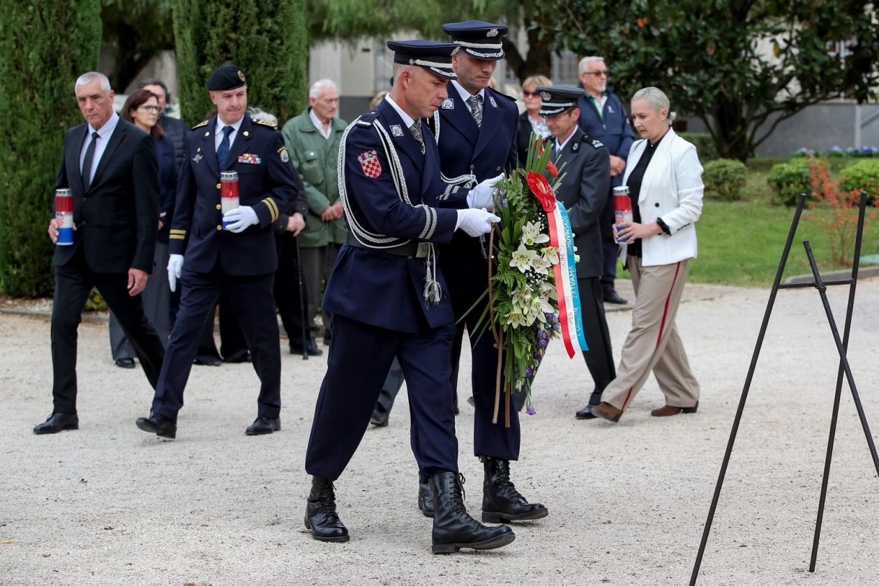 Zadar: Polaganje vijenaca povodom blagdana Svih svetih i Dušnog dana Zadar: Polaganje vijenaca povodom blagdana Svih svetih i Dušnog dana