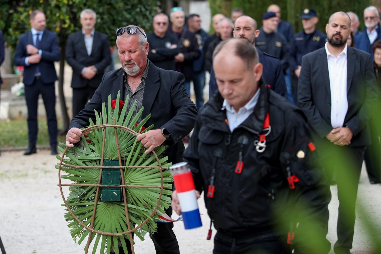 Zadar: Polaganje vijenaca povodom blagdana Svih svetih i Dušnog dana Zadar: Polaganje vijenaca povodom blagdana Svih svetih i Dušnog dana