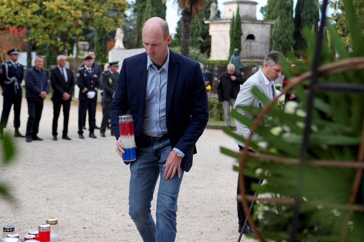 Zadar: Polaganje vijenaca povodom blagdana Svih svetih i Dušnog dana Zadar: Polaganje vijenaca povodom blagdana Svih svetih i Dušnog dana