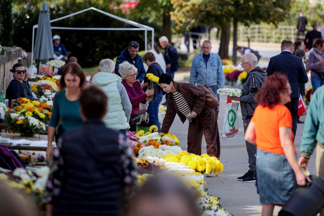 Zadar: Građani uređuju grobove uoči blagdana Svih svetih i Dušnog dana