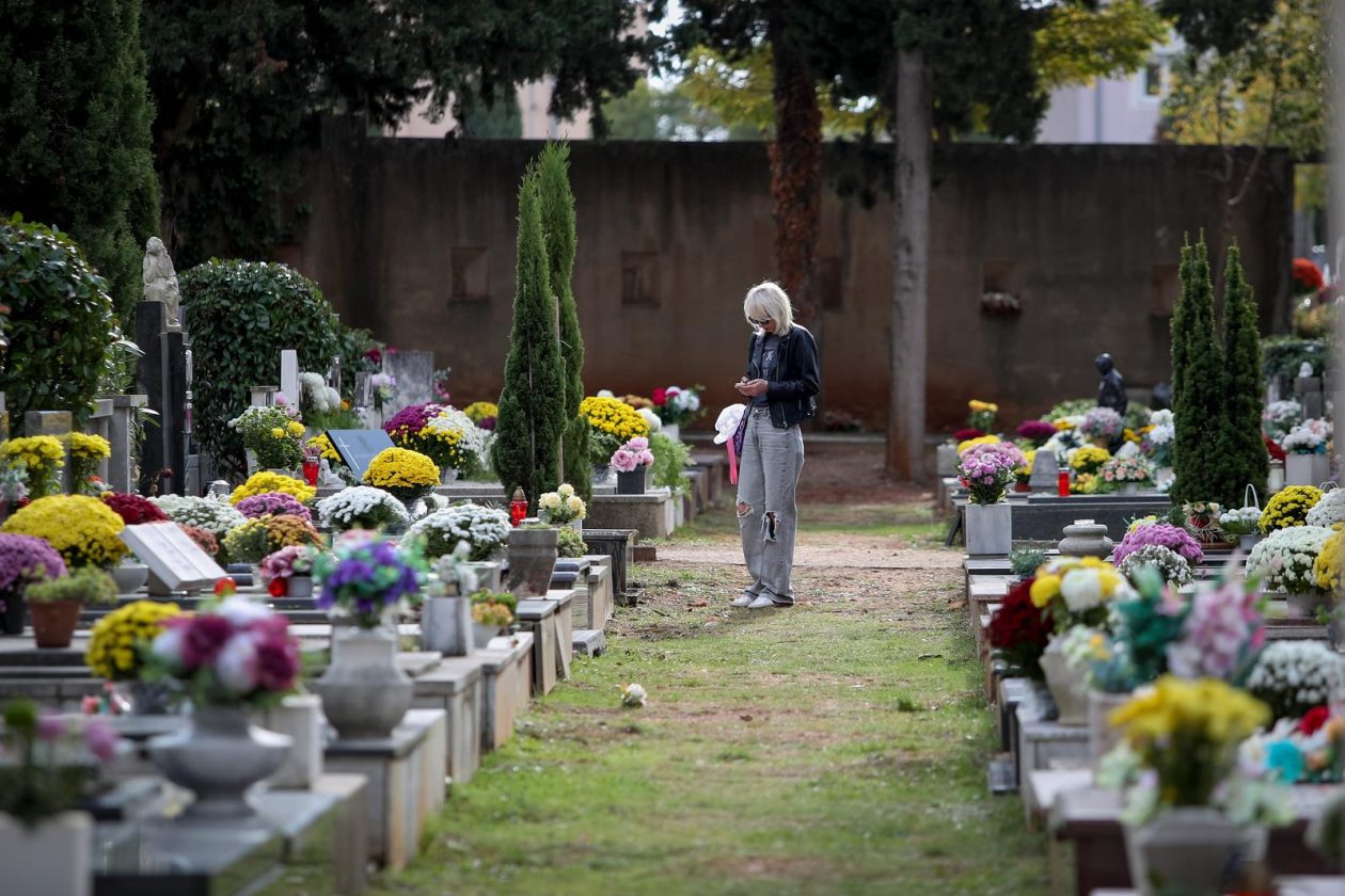 Zadar: Građani uređuju grobove uoči blagdana Svih svetih i Dušnog dana