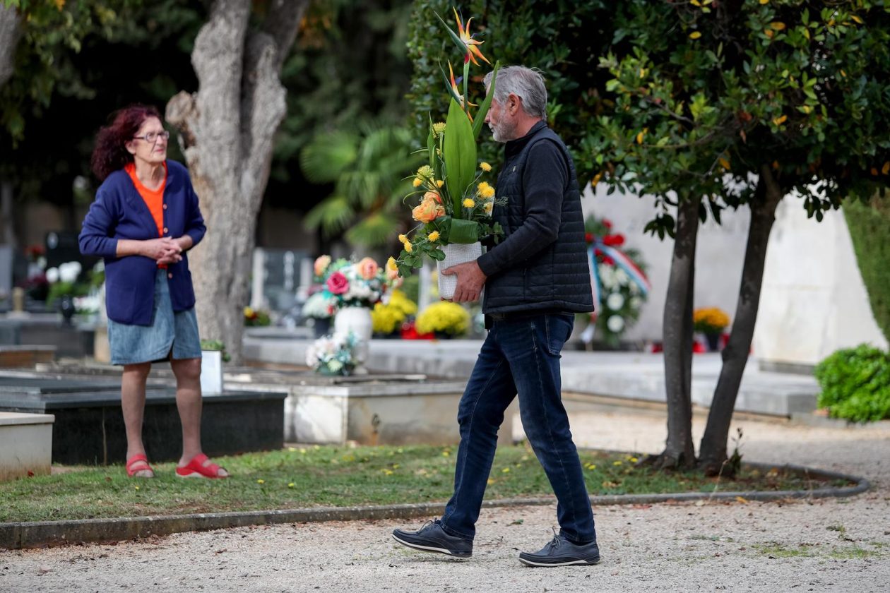 Zadar: Građani uređuju grobove uoči blagdana Svih svetih i Dušnog dana