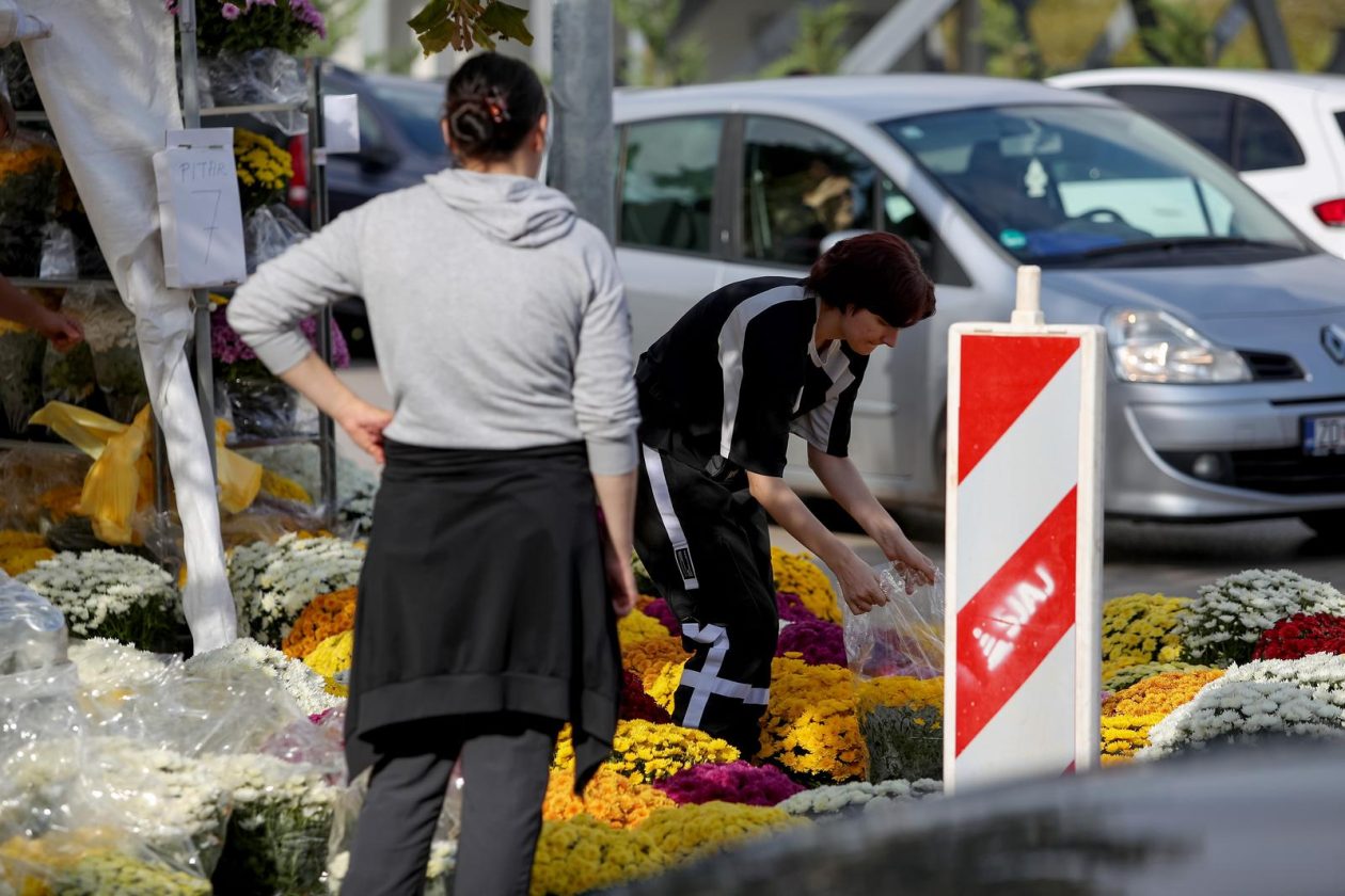 Zadar: Građani uređuju grobove uoči blagdana Svih svetih i Dušnog dana