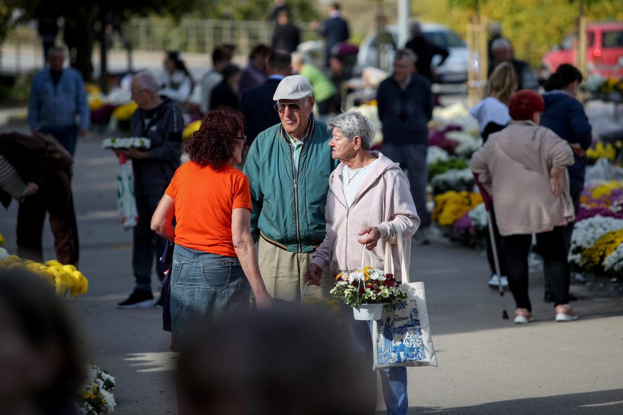 Zadar: Građani uređuju grobove uoči blagdana Svih svetih i Dušnog dana
