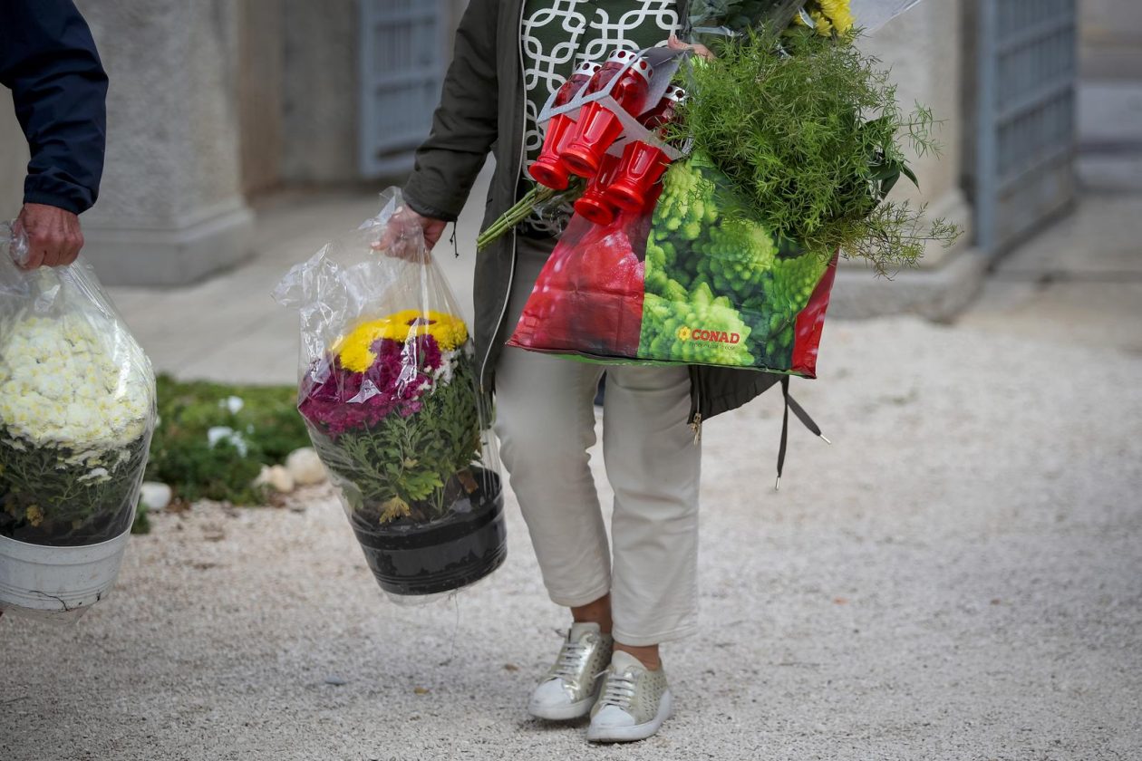 Zadar: Građani uređuju grobove uoči blagdana Svih svetih i Dušnog dana