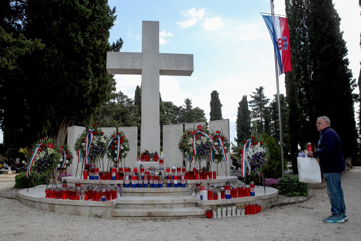 Zadar: Polaganje vijenaca povodom blagdana Svih svetih i Dušnog dana Zadar: Polaganje vijenaca povodom blagdana Svih svetih i Dušnog dana