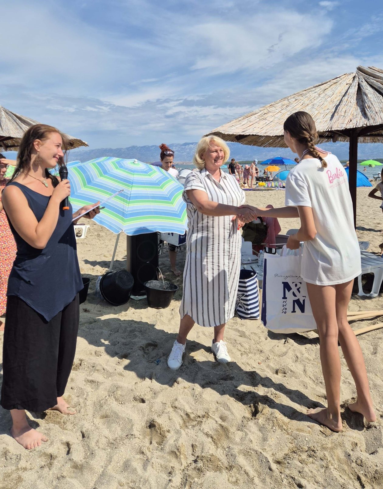 Podjela darovnog programa na Festivalu pijeska 2025., Arhiva TZG Nina Podjela darovnog programa na Festivalu pijeska 2025., Arhiva TZG Nina