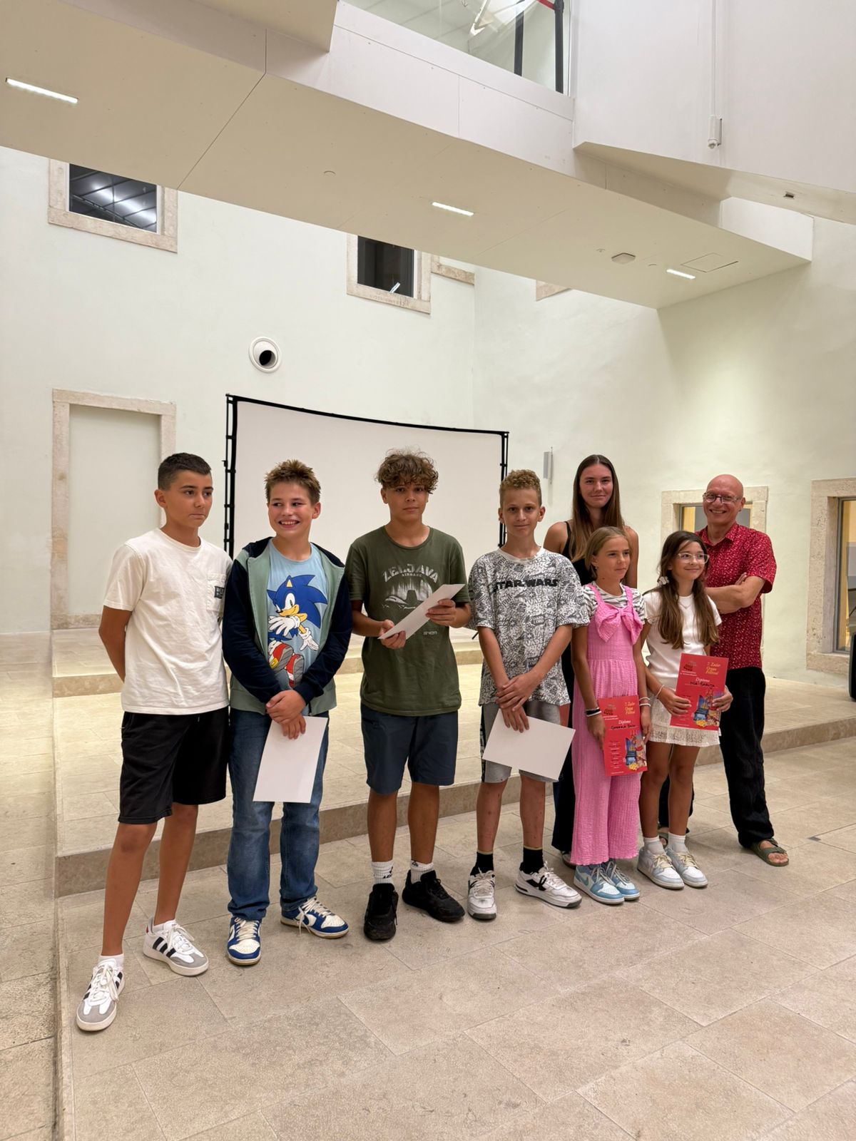 Polaznici i mentor Hristos Tolis_Projekcija filmova polaznika Kreativnih radionica za djecu i mlade