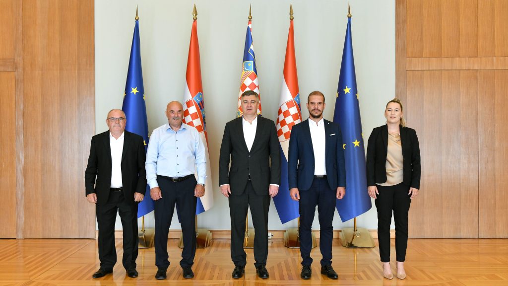 Predsjednik Milanović primio članove Udruge pomoraca „Sveti Nikola“ iz Općine Vrsi Predsjednik Milanović primio članove Udruge pomoraca „Sveti Nikola“ iz Općine Vrsi