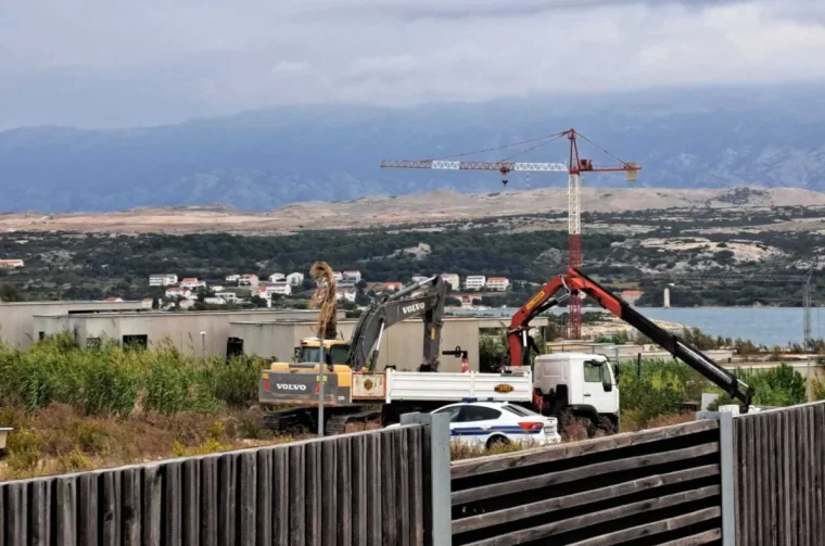 Rušenje objekata na plaži Katarelac na Pagu (3)