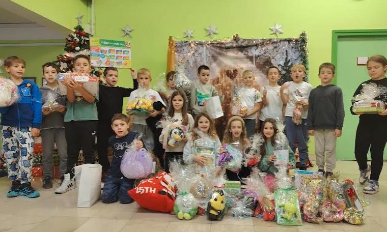 Učenici i mališani iz DV Tratinčica Crno razveselili svoje vršnjake u zadarskoj bolnici- pedijatrija Učenici i mališani iz DV Tratinčica Crno razveselili svoje vršnjake u zadarskoj bolnici- pedijatrija