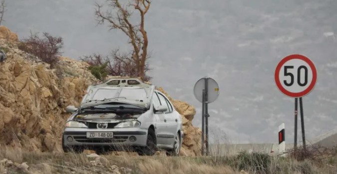 Kod Rovanjske bura nema milosti, vozilu uništila haubu