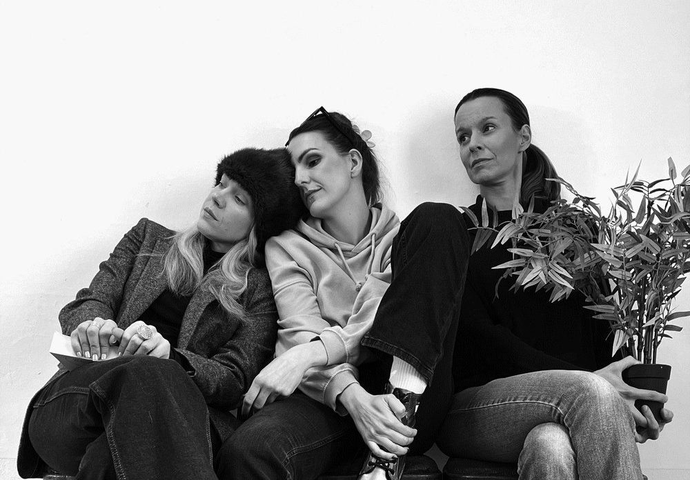 TRI-SESTRE-NA-INSTAGRAMU-kazalisna-predstava-foto TRI-SESTRE-NA-INSTAGRAMU-kazalisna-predstava-foto