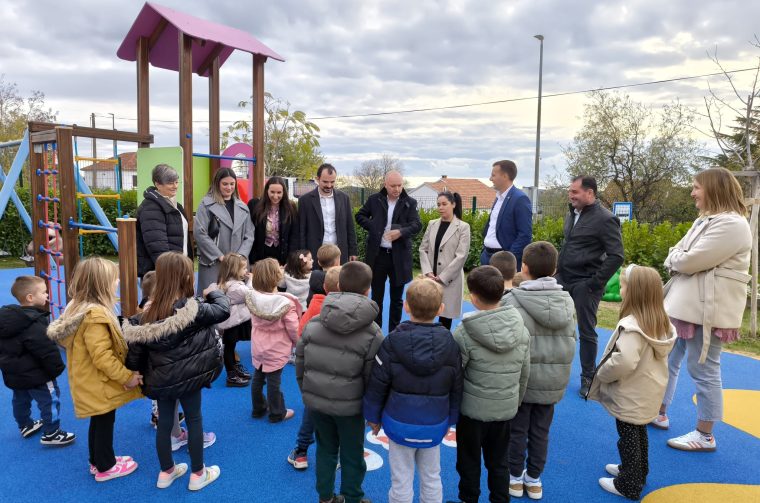 U Stankovcima i Biloj Vlaci otvoreni novi prostori za igru i odrastanje djece (1)