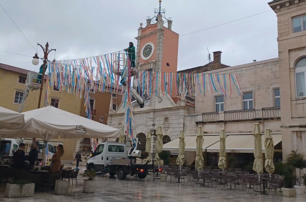 Zadarski karneval počinje u petak: Narodni trg već dobiva šareno ruho Zadarski karneval počinje u petak: Narodni trg već dobiva šareno ruho