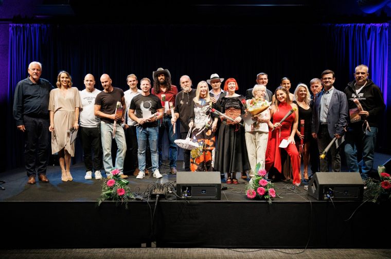 Zajednička fotografija svih kantautora 3. Festivala glazbe Glas kantutora