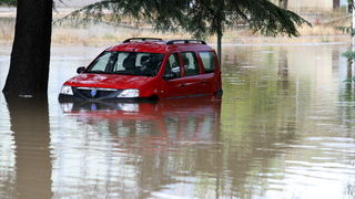 Zadar, 010912.
Nakon visemjesecne suse u Zadru se u subotu ujutro dogodio potop. Kisa je uz povremenu jaku grmljavinu pocela padati pred zoru, oko pet sati i jos nije prestala padati. Ogromne kolicine kise prekrile su prometnice na godinama poznatim kriti