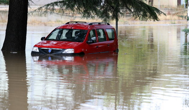 Zadar, 010912.
Nakon visemjesecne suse u Zadru se u subotu ujutro dogodio potop. Kisa je uz povremenu jaku grmljavinu pocela padati pred zoru, oko pet sati i jos nije prestala padati. Ogromne kolicine kise prekrile su prometnice na godinama poznatim kriti