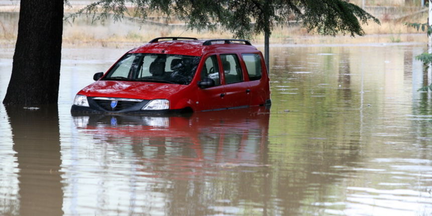 Zadar, 010912.
Nakon visemjesecne suse u Zadru se u subotu ujutro dogodio potop. Kisa je uz povremenu jaku grmljavinu pocela padati pred zoru, oko pet sati i jos nije prestala padati. Ogromne kolicine kise prekrile su prometnice na godinama poznatim kriti Zadar, 010912.
Nakon visemjesecne suse u Zadru se u subotu ujutro dogodio potop. Kisa je uz povremenu jaku grmljavinu pocela padati pred zoru, oko pet sati i jos nije prestala padati. Ogromne kolicine kise prekrile su prometnice na godinama poznatim kriti
