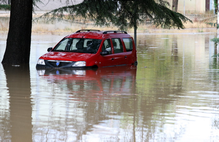 Zadar, 010912.
Nakon visemjesecne suse u Zadru se u subotu ujutro dogodio potop. Kisa je uz povremenu jaku grmljavinu pocela padati pred zoru, oko pet sati i jos nije prestala padati. Ogromne kolicine kise prekrile su prometnice na godinama poznatim kriti