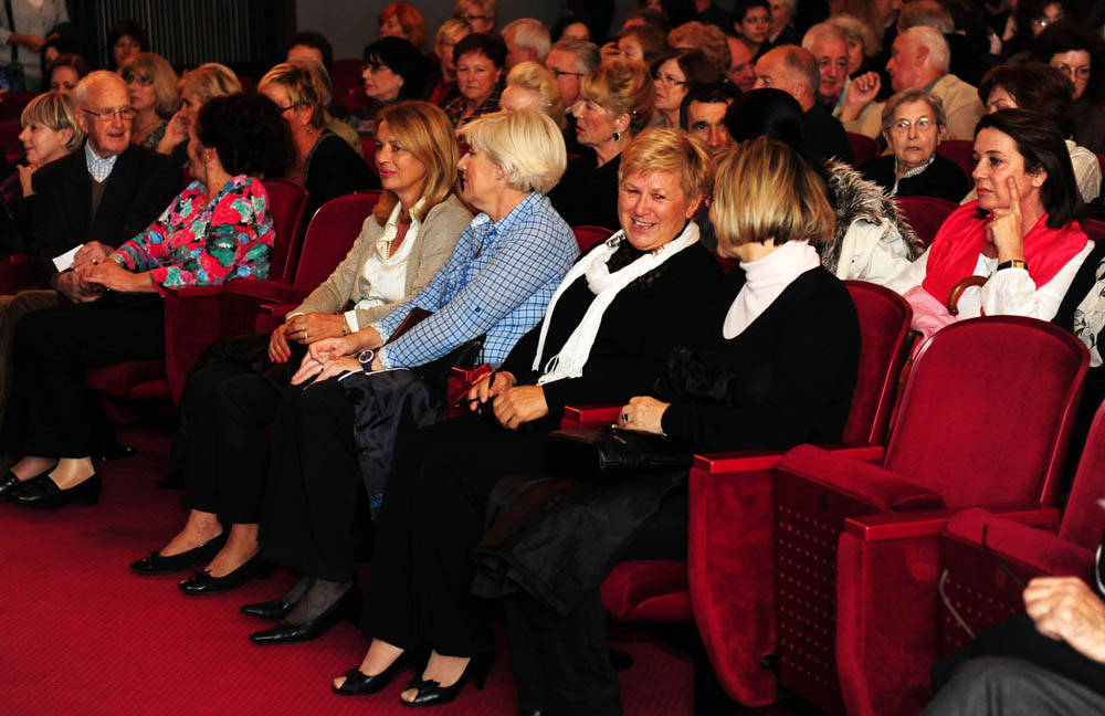 Zadar, 06.11.2012. snimio: Nenad Marčev
Gradsko kazalište Sisak &
Kazališna družina AMICRO
Mario Fratti:
PRIJATELJI(CE), komedija
redatelj: Boris B. Hrovat
igraju: Goran Grgić, Nada Abrus,
Dunja Sepčić, Igor Golub
Dvorana HNK Zadar Zadar, 06.11.2012. snimio: Nenad Marčev
Gradsko kazalište Sisak &
Kazališna družina AMICRO
Mario Fratti:
PRIJATELJI(CE), komedija
redatelj: Boris B. Hrovat
igraju: Goran Grgić, Nada Abrus,
Dunja Sepčić, Igor Golub
Dvorana HNK Zadar