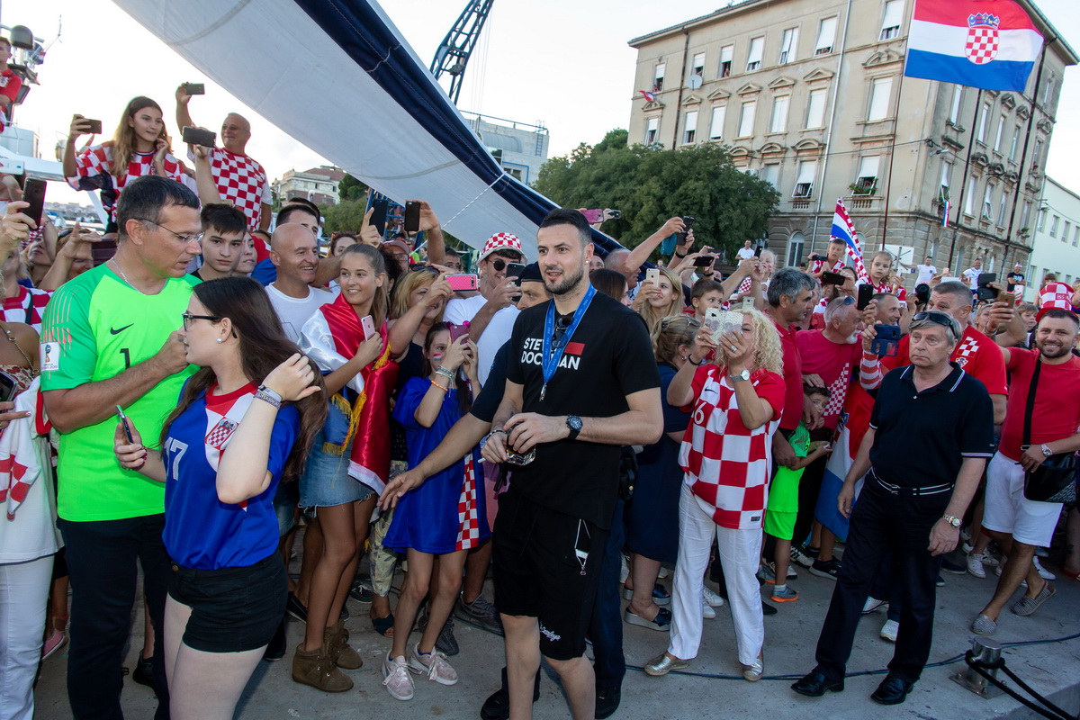 Veličanstven doček četvorice zadarskih Vatrenih od Gradskog mosta do Foruma