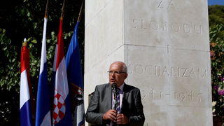 Mali Iz, 260712.
Proslava 70. obljetnice Maloiskog ustanka kojeg zajedno organiziraju Grad Zadar i Udruga antifasistickih boraca pod pokroviteljstvom predsjednika Ive Josipovica. Na spomenik Palima za slobodu i socijalizam u uvali Knez vijence su polozili