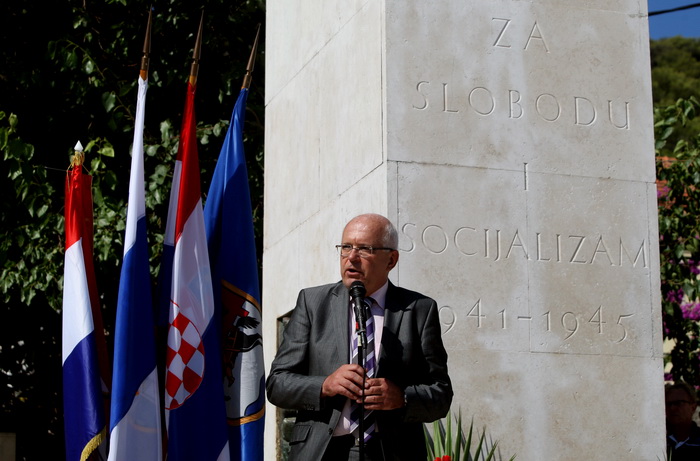 Mali Iz, 260712.
Proslava 70. obljetnice Maloiskog ustanka kojeg zajedno organiziraju Grad Zadar i Udruga antifasistickih boraca pod pokroviteljstvom predsjednika Ive Josipovica. Na spomenik Palima za slobodu i socijalizam u uvali Knez vijence su polozili