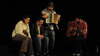 Zadar, 21.01.2013. snimio: Nenad Marčev
TEATAR EXIT, Zagreb
Saša Anočić
KAUBOJI
redatelj: Saša Anočić
igraju: Živko Anočić, Matija Antolić,
Hrvoje Barišić, Krunoslav Klabučar,
Rakan Rushaidat, Radovan Ruždjak i Ivana Rushaidat
izvan pre Zadar, 21.01.2013. snimio: Nenad Marčev
TEATAR EXIT, Zagreb
Saša Anočić
KAUBOJI
redatelj: Saša Anočić
igraju: Živko Anočić, Matija Antolić,
Hrvoje Barišić, Krunoslav Klabučar,
Rakan Rushaidat, Radovan Ruždjak i Ivana Rushaidat
izvan pre