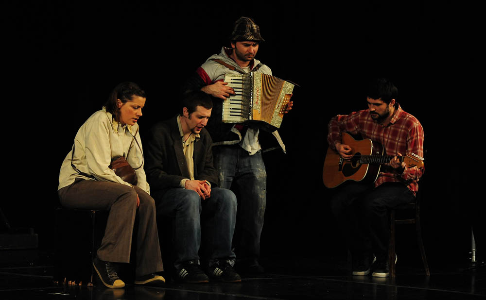 Zadar, 21.01.2013. snimio: Nenad Marčev
TEATAR EXIT, Zagreb
Saša Anočić
KAUBOJI
redatelj: Saša Anočić
igraju: Živko Anočić, Matija Antolić,
Hrvoje Barišić, Krunoslav Klabučar,
Rakan Rushaidat, Radovan Ruždjak i Ivana Rushaidat
izvan pre Zadar, 21.01.2013. snimio: Nenad Marčev
TEATAR EXIT, Zagreb
Saša Anočić
KAUBOJI
redatelj: Saša Anočić
igraju: Živko Anočić, Matija Antolić,
Hrvoje Barišić, Krunoslav Klabučar,
Rakan Rushaidat, Radovan Ruždjak i Ivana Rushaidat
izvan pre