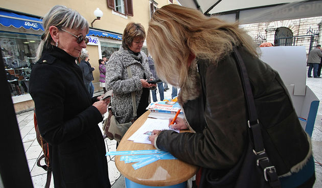 Prikupljanje potpisa na Narodnom trgu (foto: Marin Gospić)