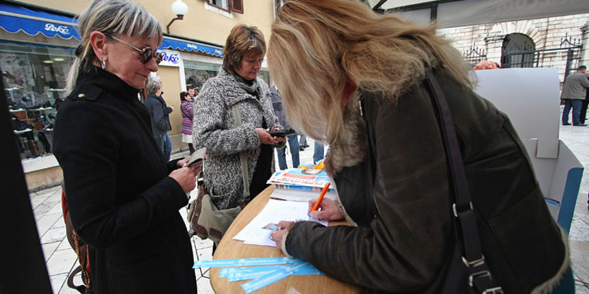 Prikupljanje potpisa na Narodnom trgu (foto: Marin Gospić)