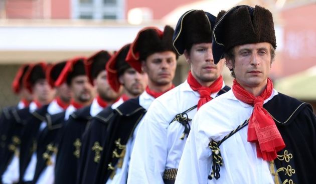 Zagreb: Počasna satnija Kravat pukovnije na Dolcu