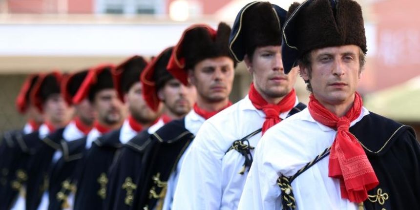 Zagreb: Počasna satnija Kravat pukovnije na Dolcu Zagreb: Počasna satnija Kravat pukovnije na Dolcu