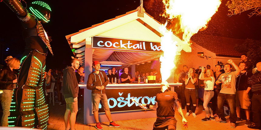 Nostromo & Vagabundo Vir: DJ Djuka i Led robot Nostromo & Vagabundo Vir: DJ Djuka i Led robot